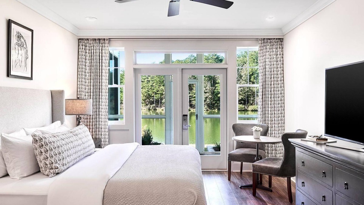 Douglasville Resort | Spacious Lakefront Suite w/Screened Porch & WiFi - Pet Friendly