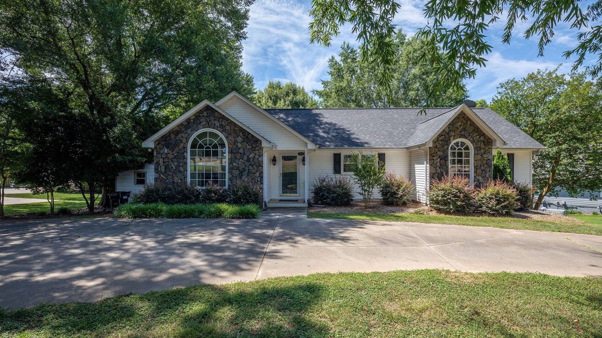 Norwood House | Spacious Lakehouse, Huge Flat Yard, Premium Linens Included!
