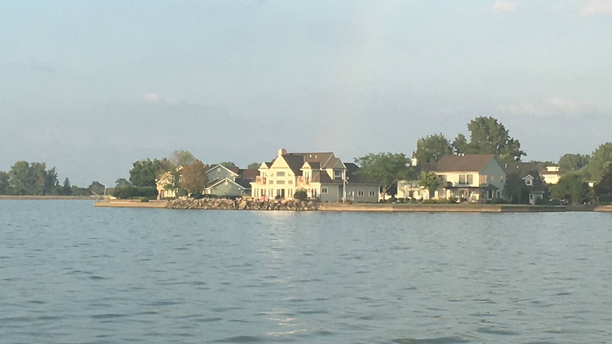St. Marys House | πππππSpacious Lakeside retreat with once in a lifetime Solar Eclipse views