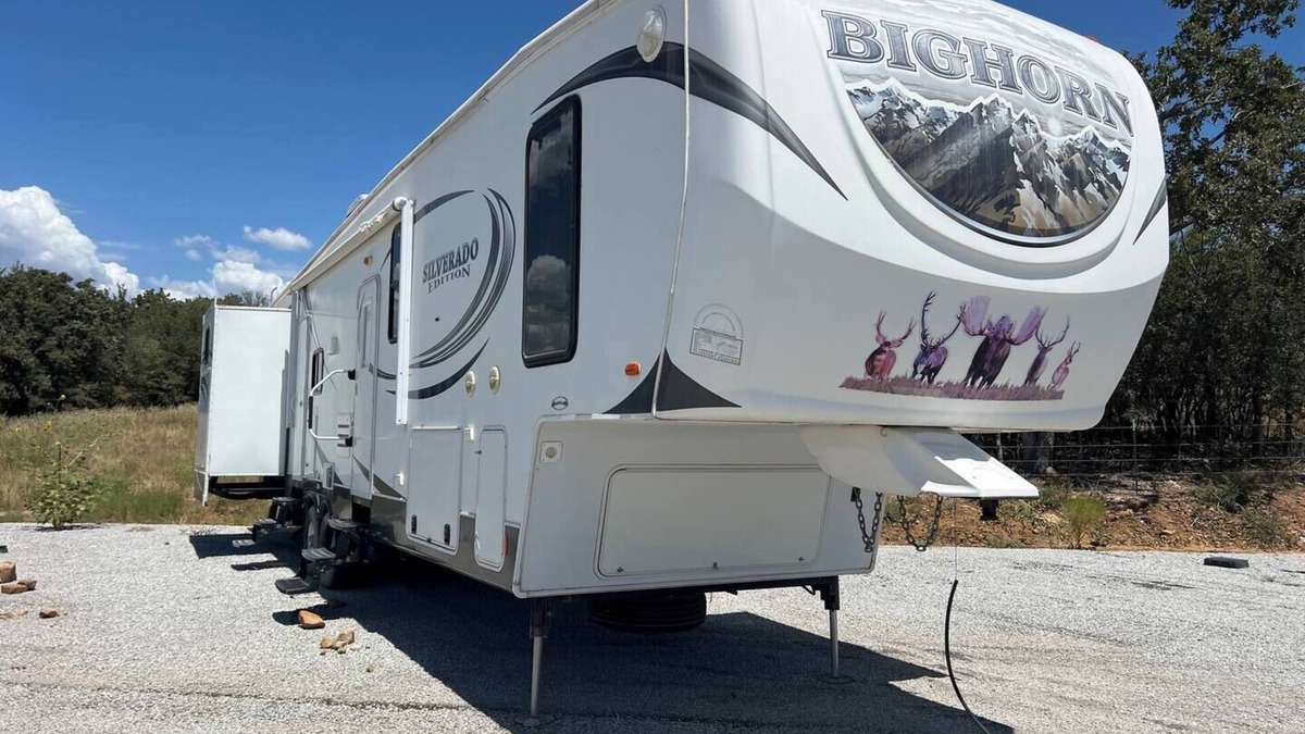 Bridgeport House | Spacious Lakeside Travel Trailer: Ultimate Comfort Awaits