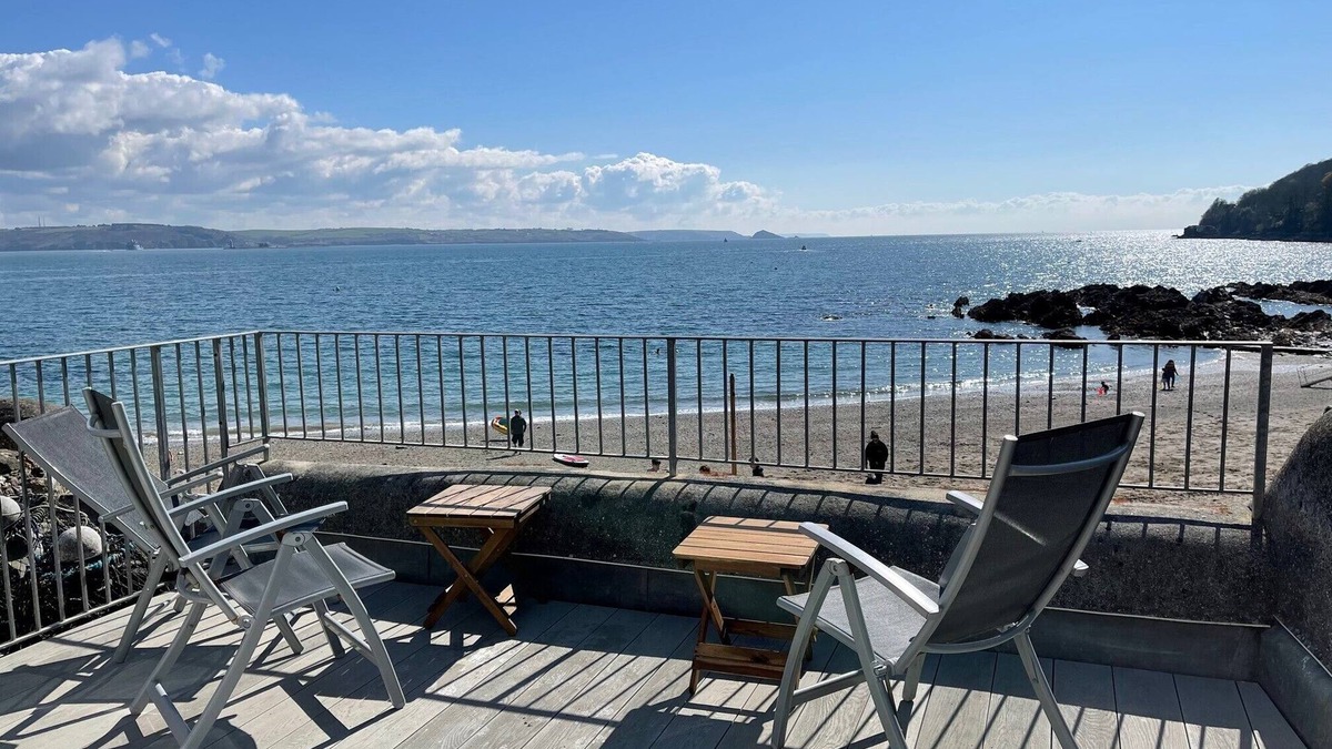 Cawsand House | Spacious light cosy beach front house with balcony overlooking the sea