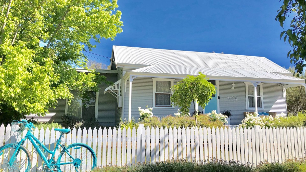 Clare House | Spacious, light, pet friendly holiday home, complimentary continental breakfast