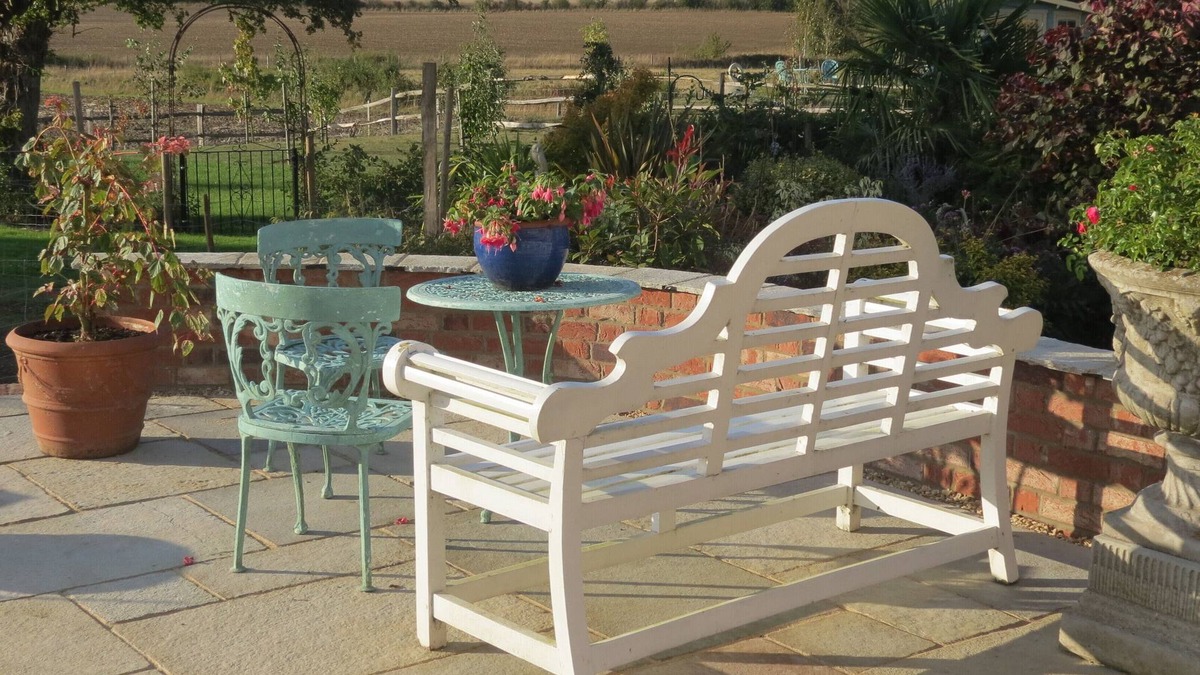 Alpheton House | Spacious, light, self contained 2 room holiday Annex with own access.