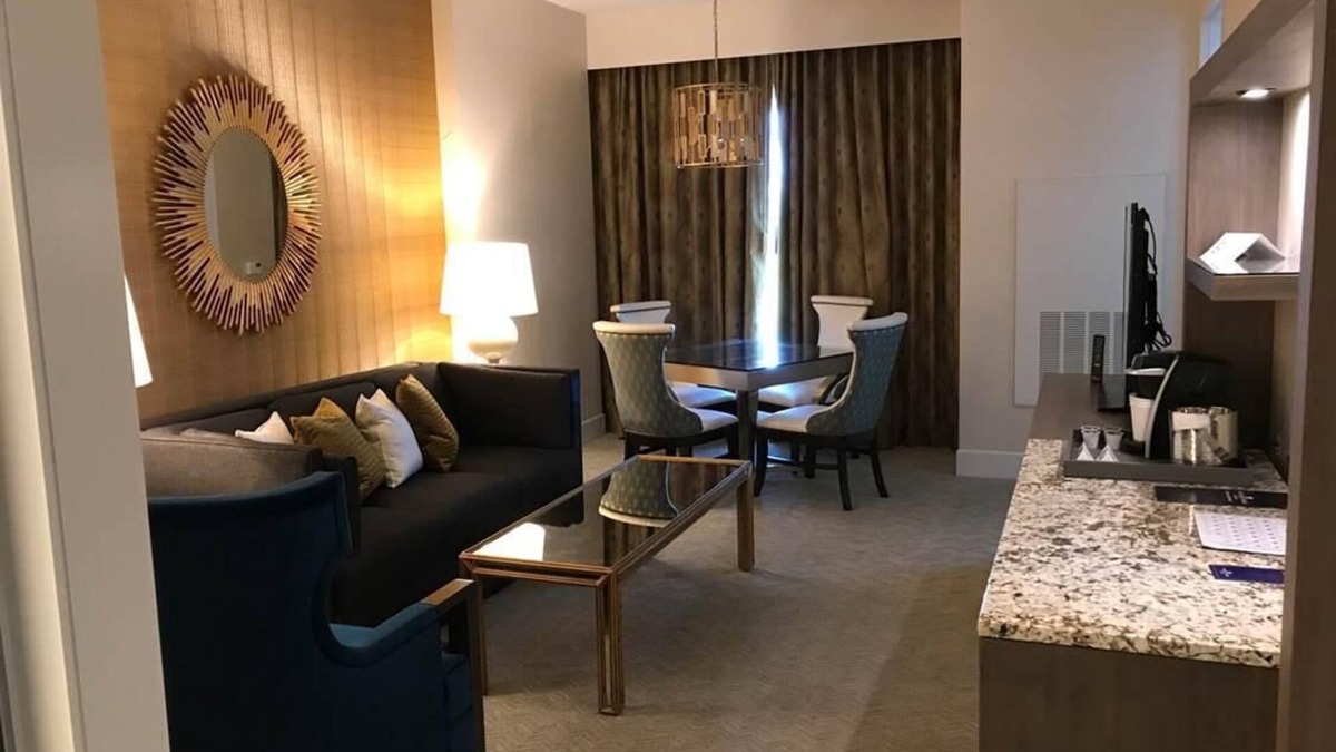 Whitehaven Hotel | Spacious Living Room Suite -Outdoor Pool -Restaurants -Steps to Graceland!