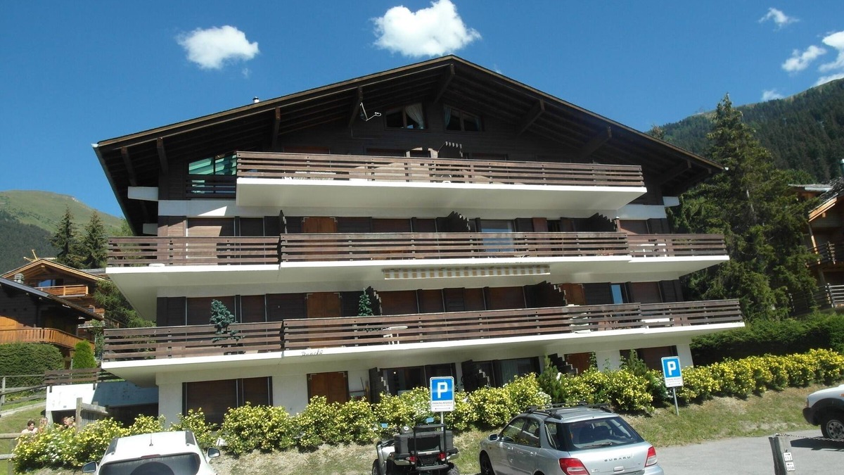 Verbier Apartment | Spacious living room with fireplace, fully equipped kitchen (Nespresso coffee machine, microwave, di