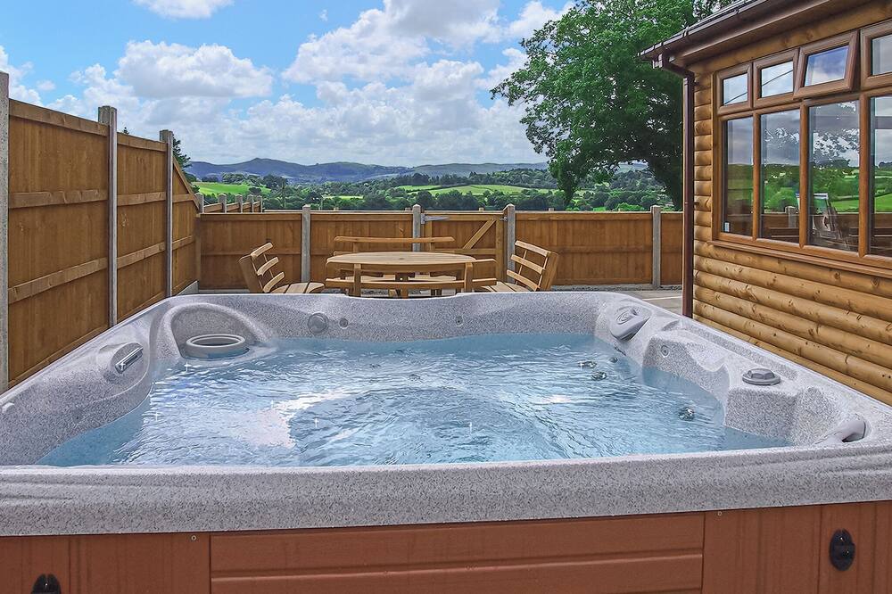 Llandrindod Wells Ski Chalet | Spacious lodge with one double and one twin.