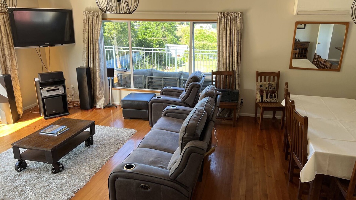 Kekerengu Cabin | Spacious Lodge ,Seaviews,2 minutes from beach.
