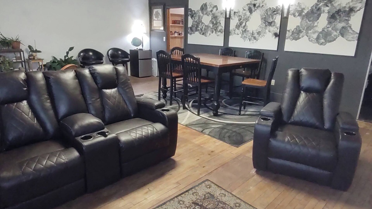 Waubay Cabin | Spacious lodge with custom bunk rooms in prime Lake Area with ample parking.
