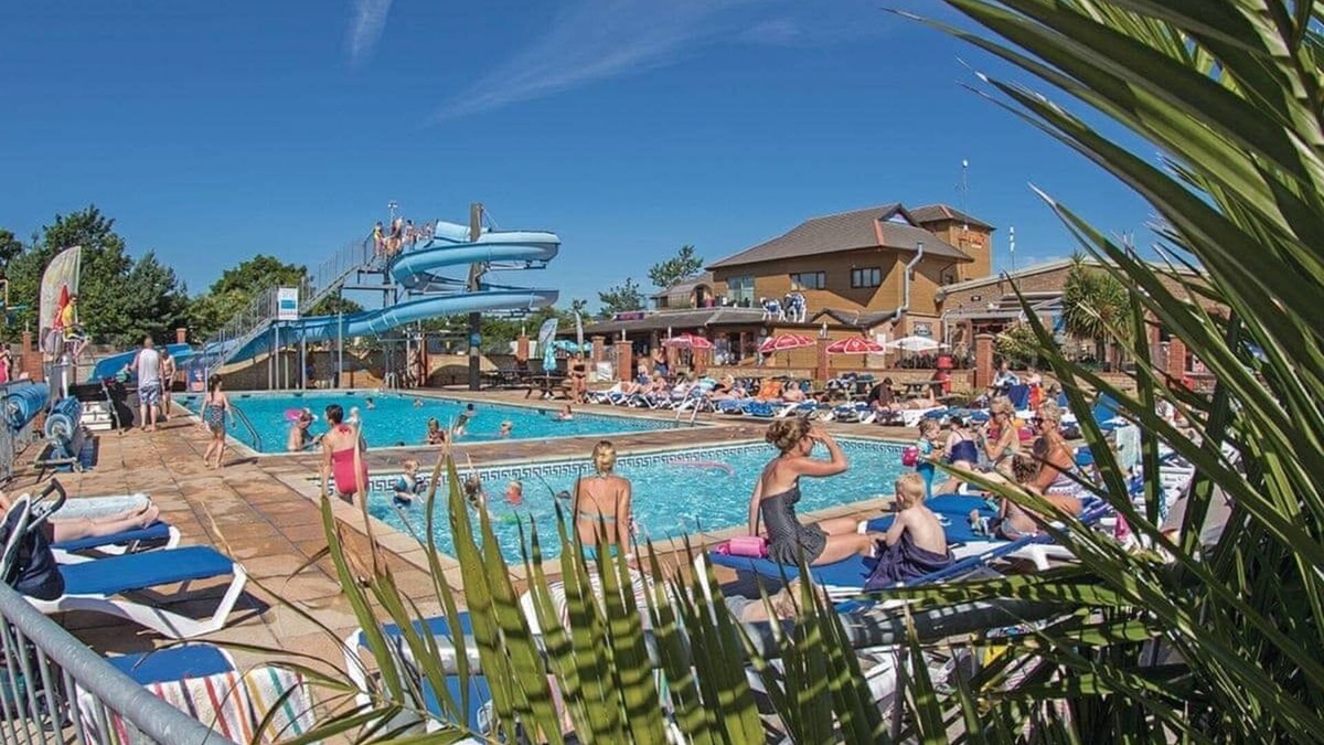 Dawlish Cabin | Spacious lodge with one double with ensuite shower and two twin.