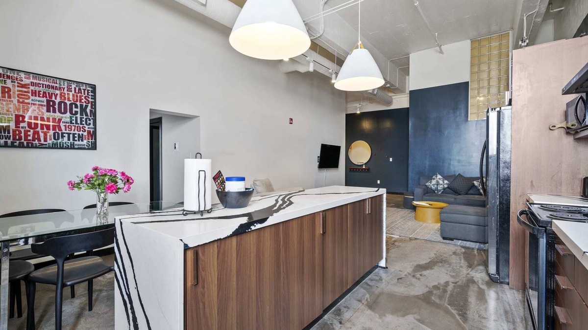North Oakland Apartment | Spacious Loft 2 bedroom in N Oakland 400, sleeps 8