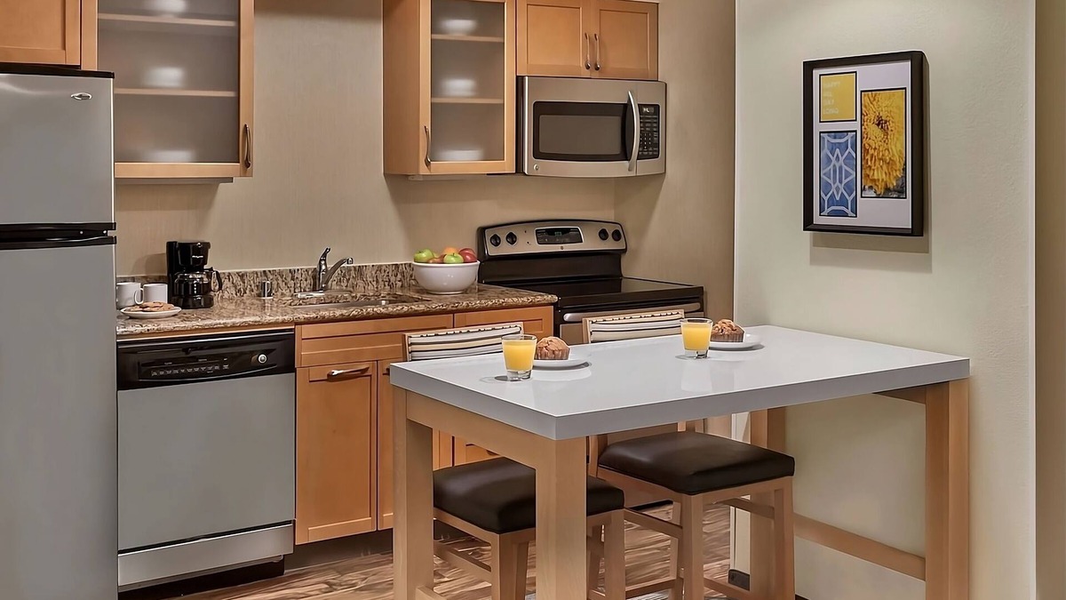 Chesterfield Hotel | Spacious Loft Suite with Fully-equipped Kitchen! W/Pool & Sports Court Onsite!