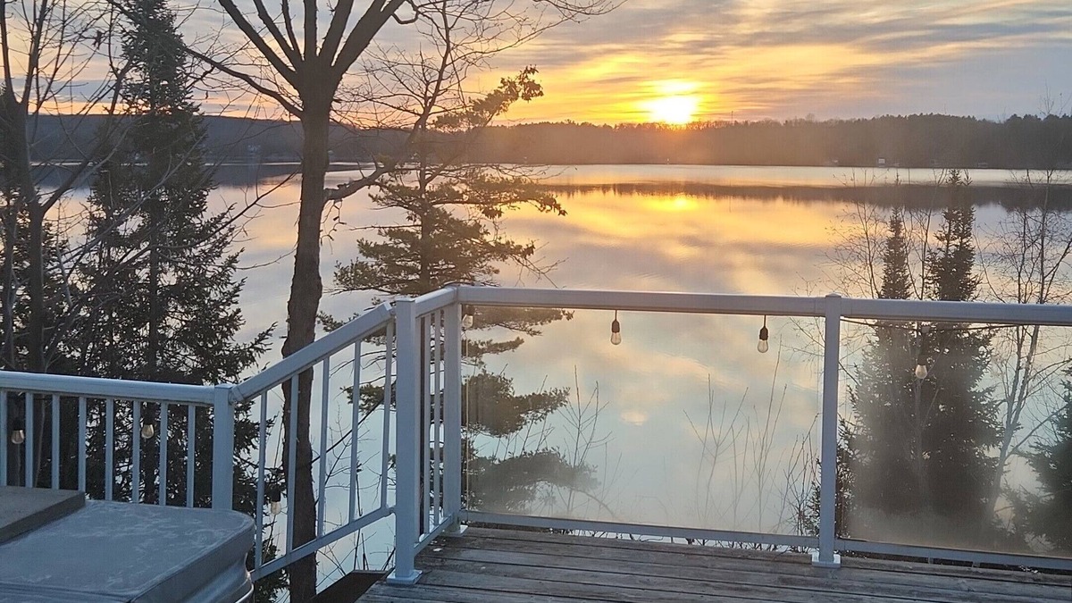 Coboconk Cottage | Spacious Log Cabin, Ready for Fall and Thanksgiving!