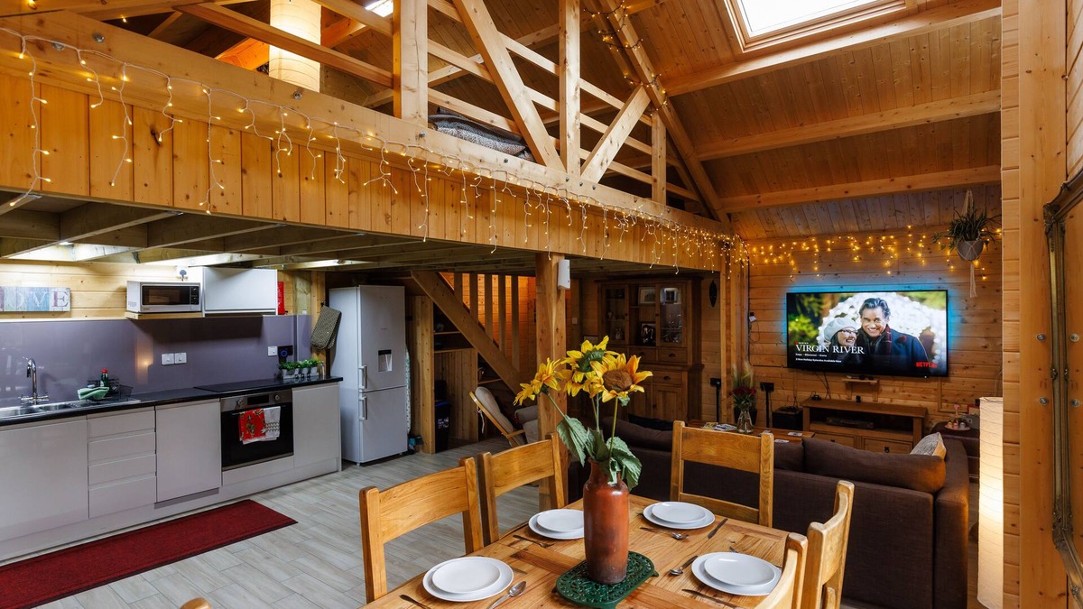 Longstanton Cabin | Spacious Log Cabin with parking near Cambridge
