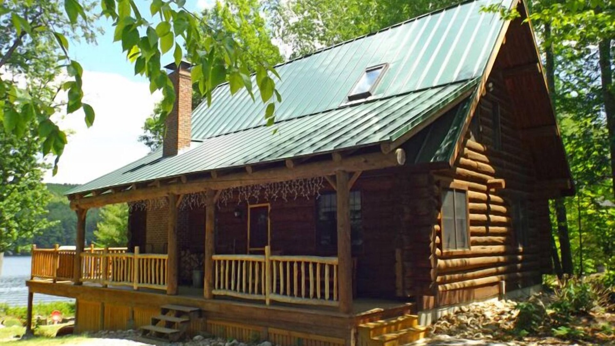 South Casco Cottage | Spacious log cabin with 600' of water frontage on picturesque Moose Pond.
