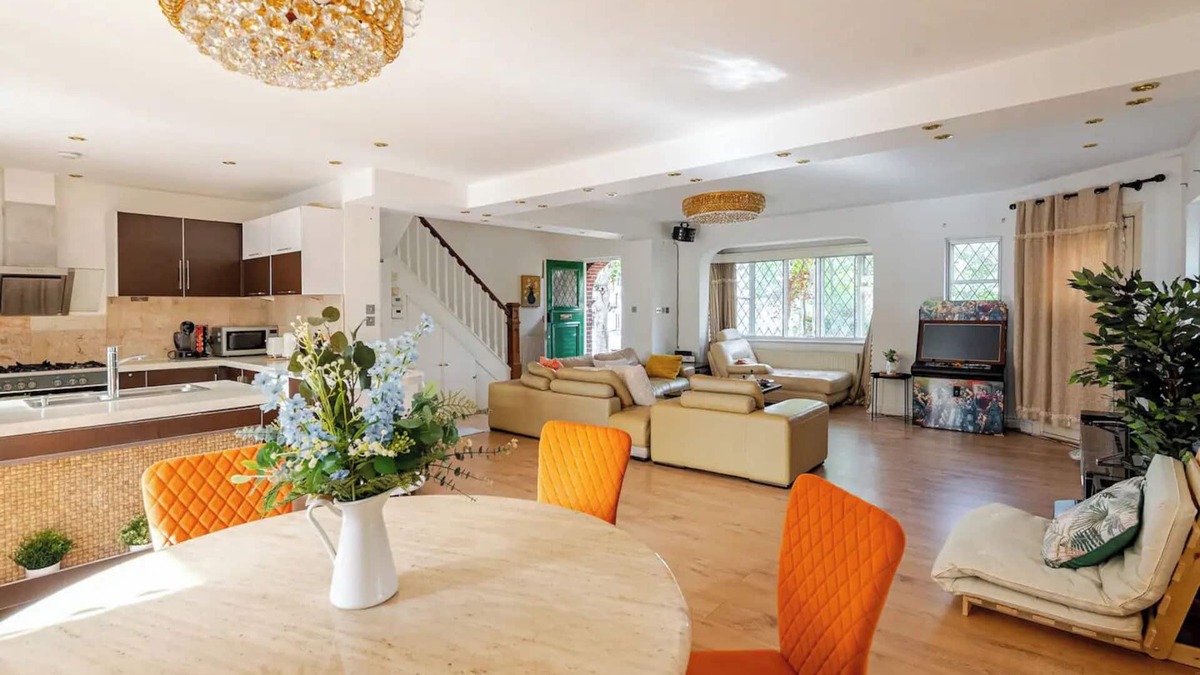 Eltham House | Spacious London Oasis | 4 Bedrooms | 20 mins Central London