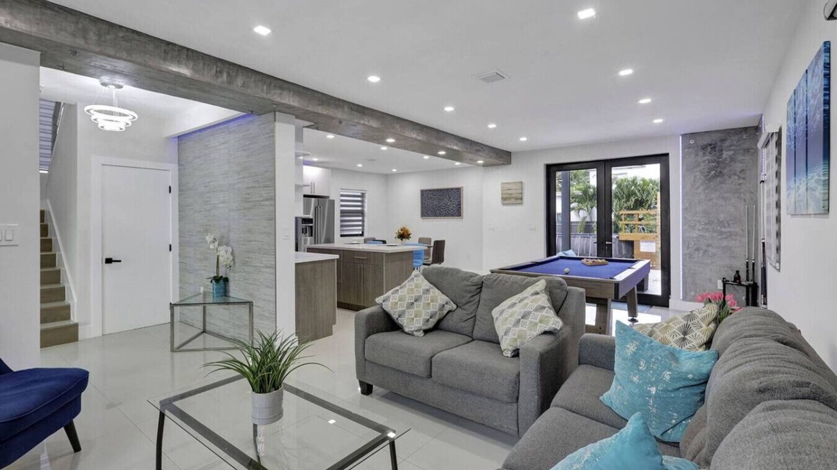 Coral Way House | Spacious Lux Casa Azul 4-bedroom with pool house in charming Miami!