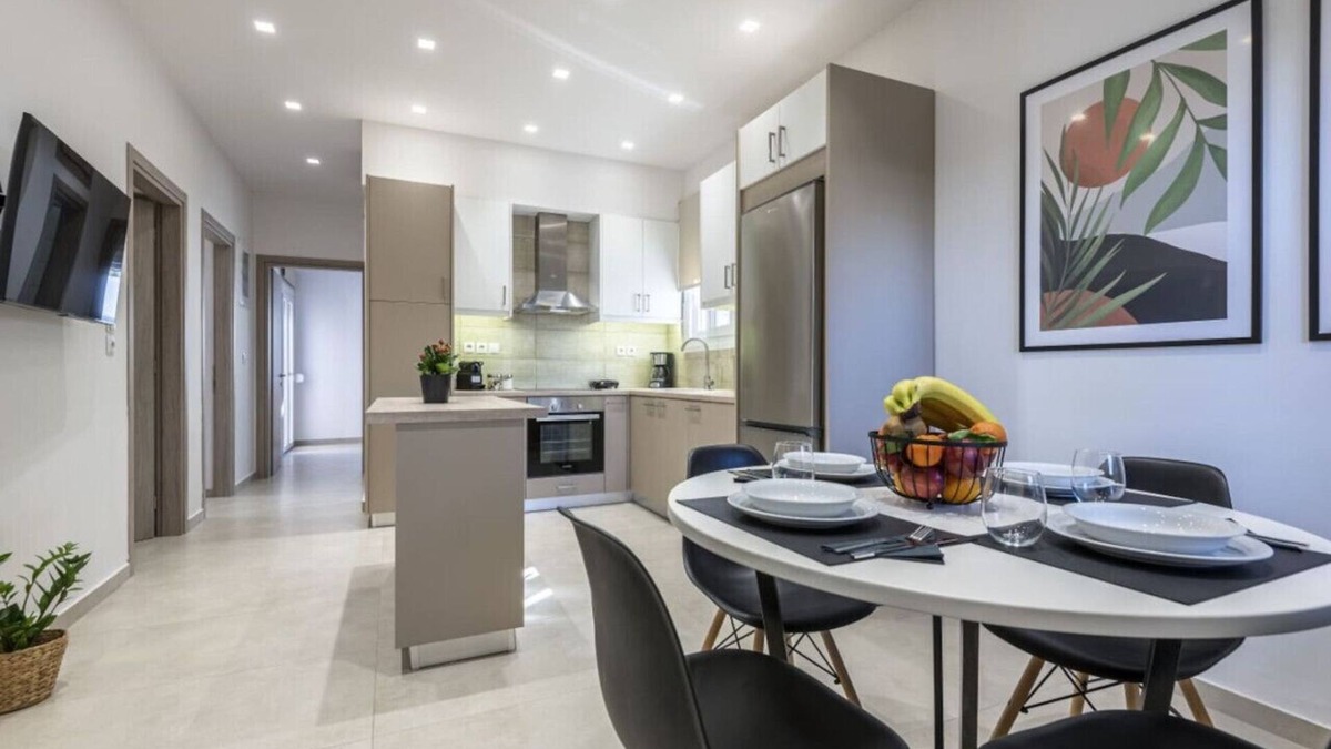Kos Apartment | Spacious & Luxe 3 BR Downtown