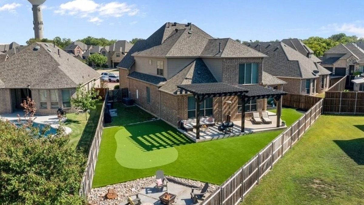 Roanoke House | Spacious Luxe Stay | 5BR/5BA | Turf Yard + Putting Green | Sleeps 12+