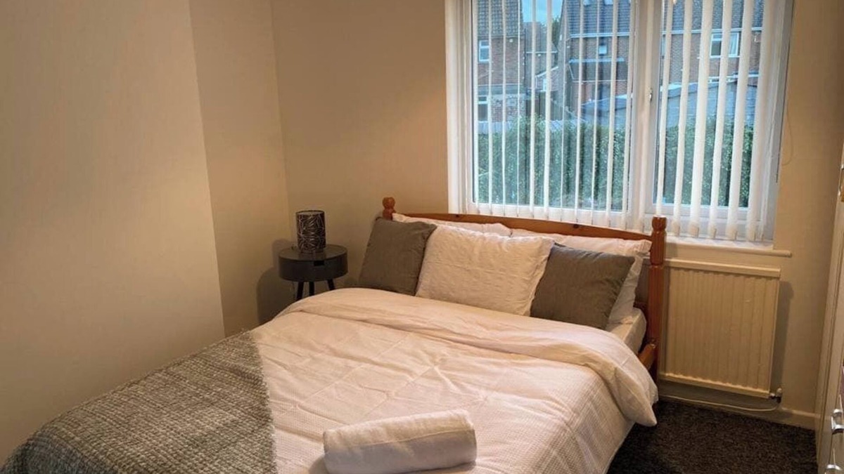Doncaster House | Spacious Luxurious Serviced Accommodation 3