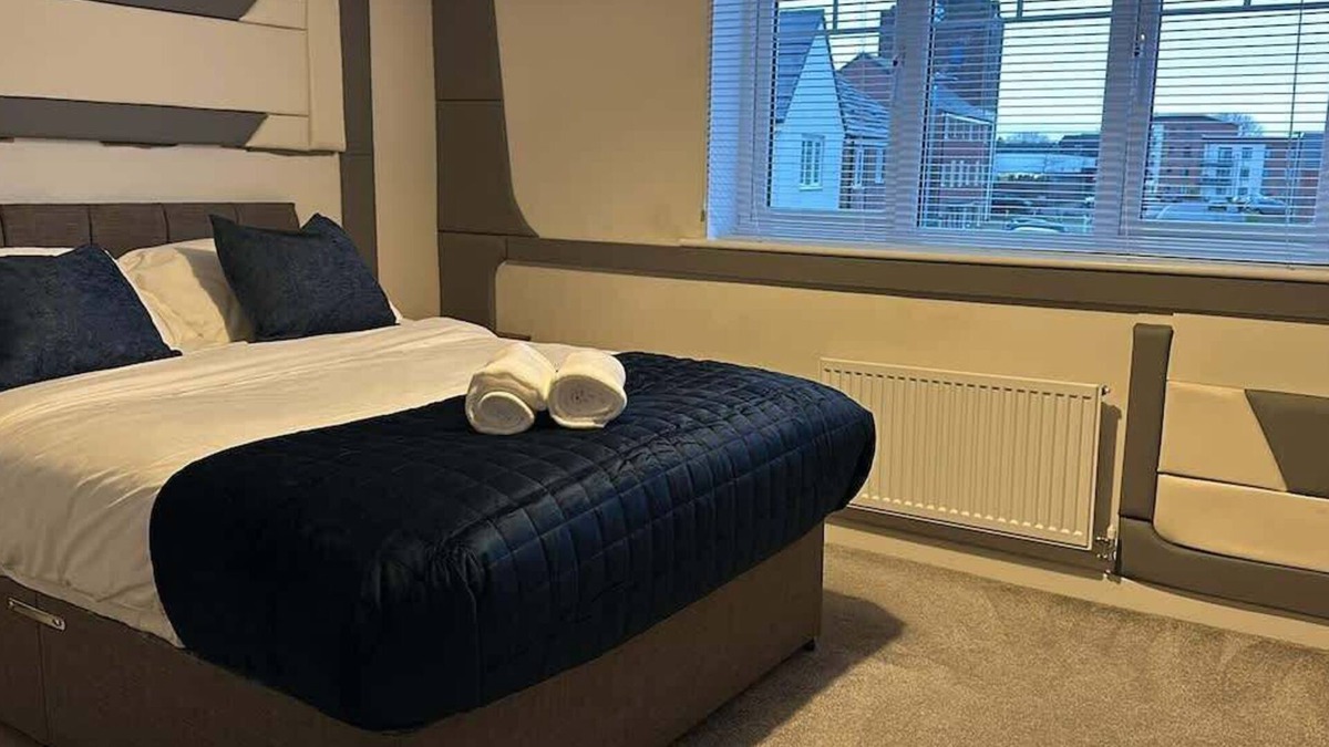 Wolverhampton House | Spacious Luxurious Serviced Accommodation 5