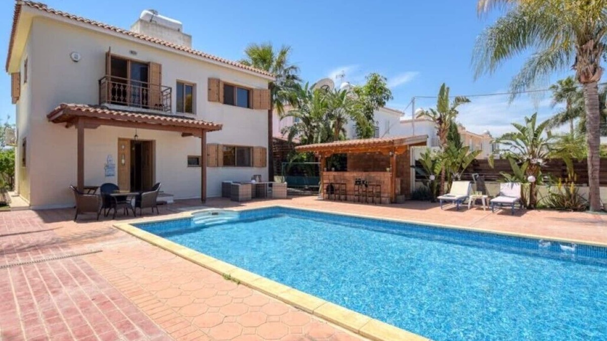 Pernera Villa | Spacious, Luxurious 3 Bedroom Villa, Big Swimming Pool, big plot can sleep 8