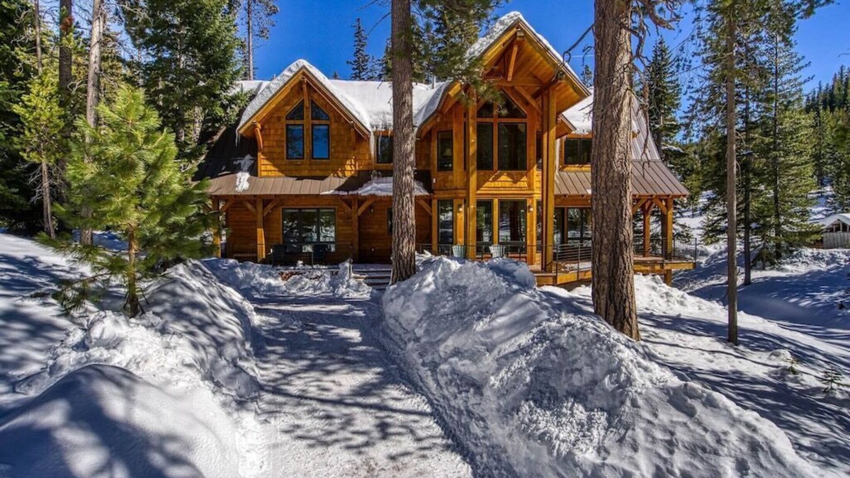 Bend Cabin | Spacious Luxury Cabin/Home on Private Lake w/Hot Tub & Amazing Views - Bend