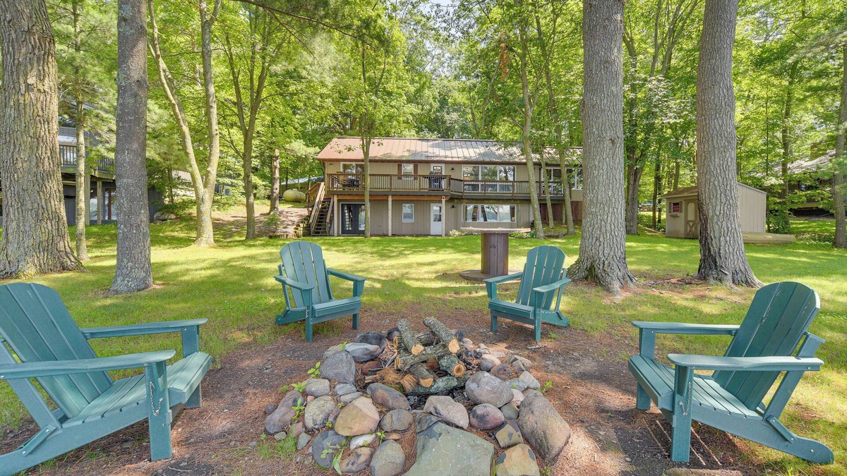 Luck Cabin | Spacious Luxury Cabin w/Deck & Dock on Bone Lake