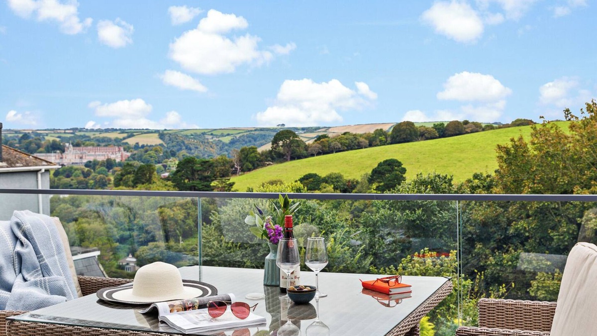 Kingswear House | Spacious Luxury Retreat with parking & views