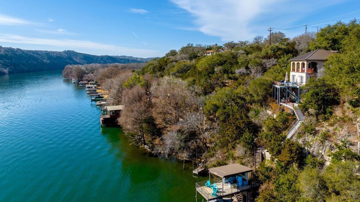 Oak Shores On Lake Austin House | Spacious Luxury Retreat: Ideal for Groups, Families & Couples Seeking Serenity