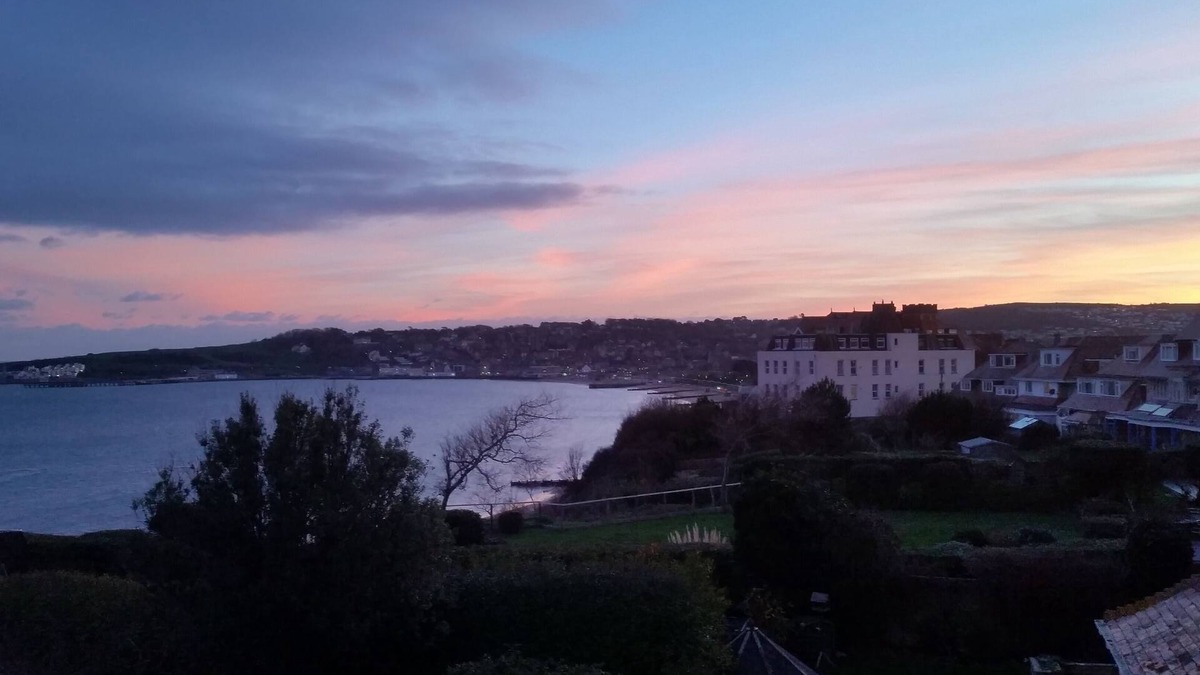 Swanage Apartment | Spacious Maisonette nr Beach with Seaviews only 29th August, Oct HT+ Xmas/NY