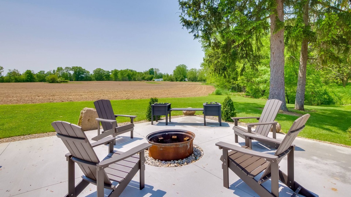 Massillon Cabin | Spacious Massillon Log Cabin w/Fire Pit!