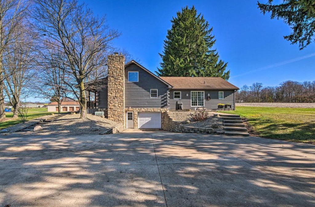 Massillon House | Spacious Massillon Log Cabin with Fire Pit!