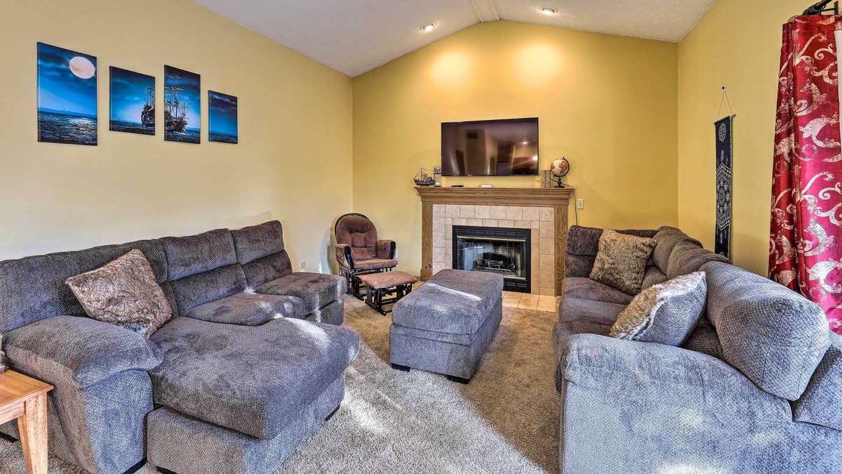 Miamisburg House | Spacious Miamisburg Home w/ Deck & Yard!