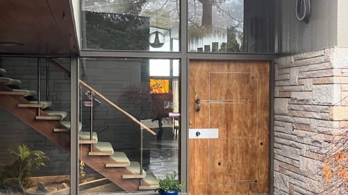 Salem House | Spacious Mid Century 5-bedroom house in S Salem with AC, WiFi, Pool, Bar Area