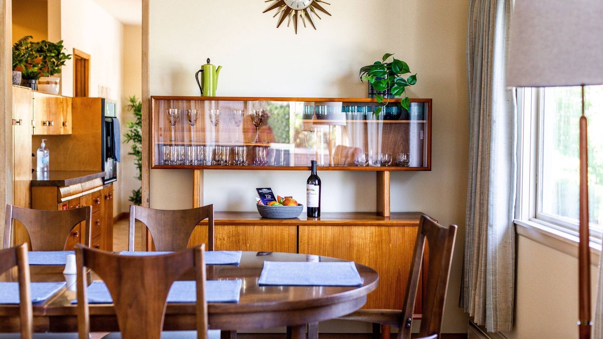 Pullman House | Spacious mid-century campus hangout