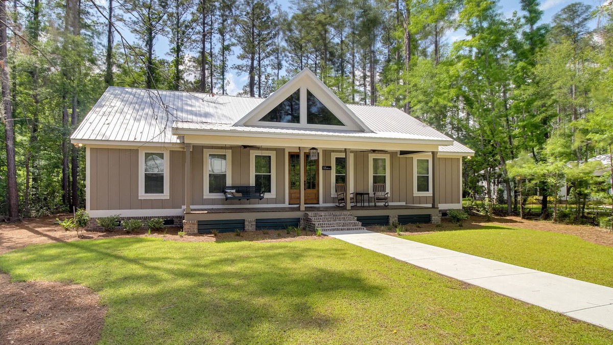 Midway Cottage | Spacious Midway Cottage w/Porches, Near Hunting!