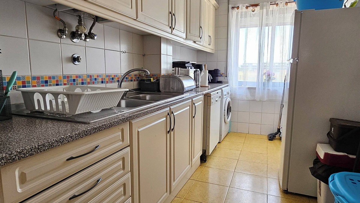 Palhais Apartment | Spacious Modern 3 Bed flat in Lisbon, Expo Summits, City Fun, Shopping & Beaches