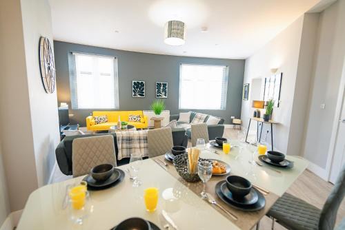 Canton Apartment | SPACIOUS & MODERN 3-BED & High Ceiling