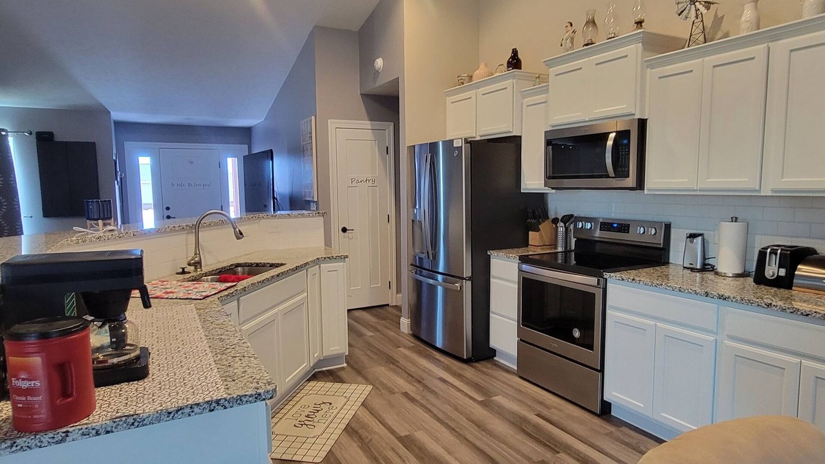 North Platte House | Spacious & modern 3BR close to the Golden Spike and Canteen District.