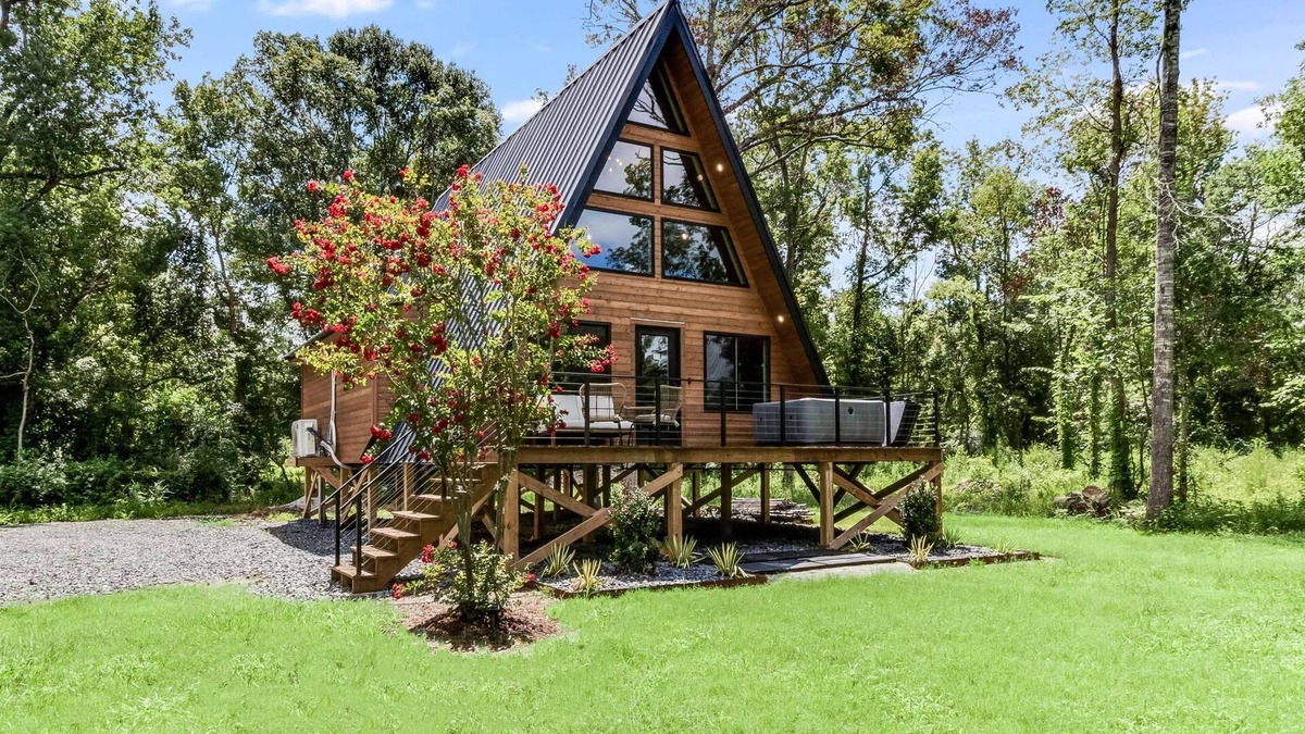 New Iberia Cabin | Spacious & Modern A-Frame w/Hot Tub & Fire Pit near Rip Van Winkle Gardens