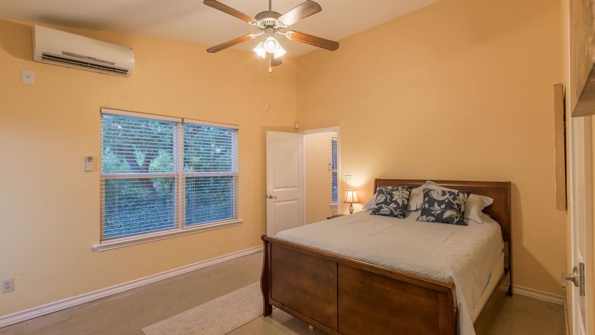 Tobin Hill Apartment | Spacious Modern Apartment close to River Walk