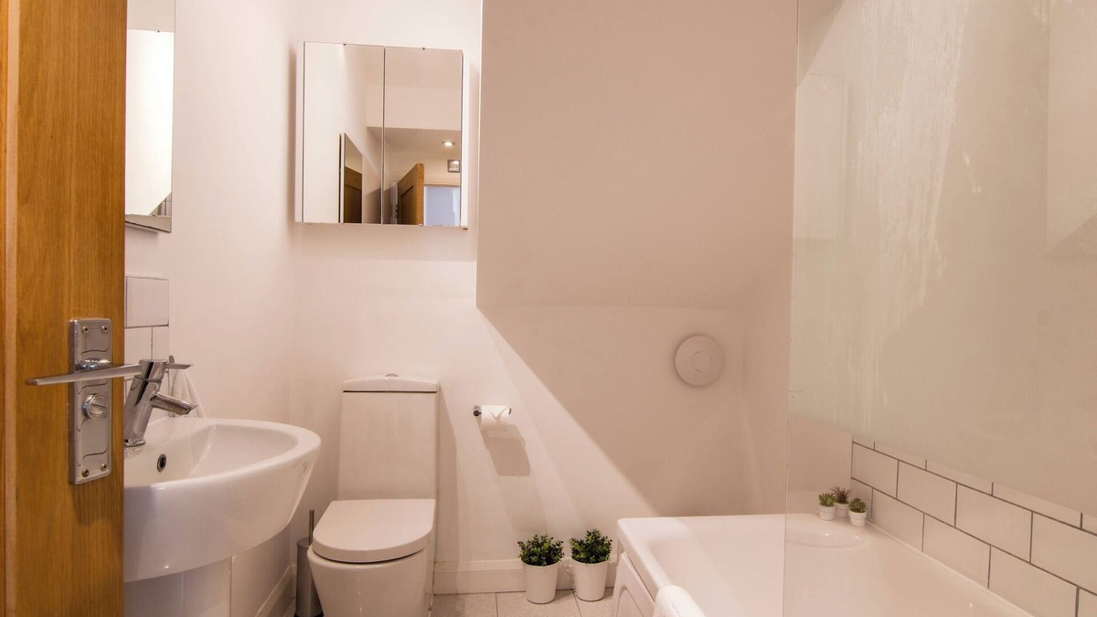 Brownswood Apartment | Spacious modern apartment