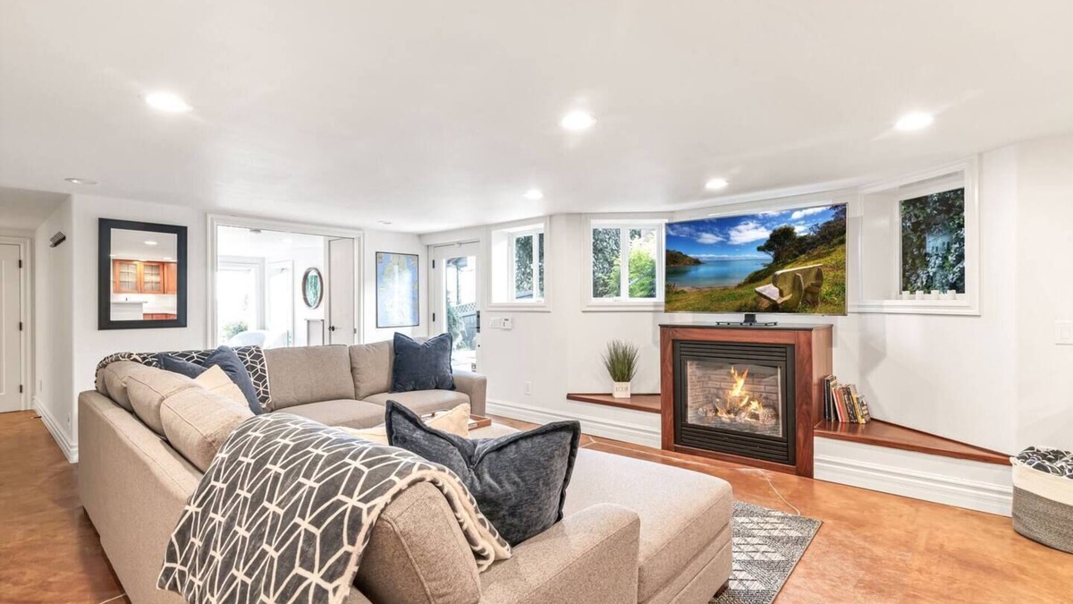 East Queen Anne Apartment | Spacious Modern Apartment in Queen Anne