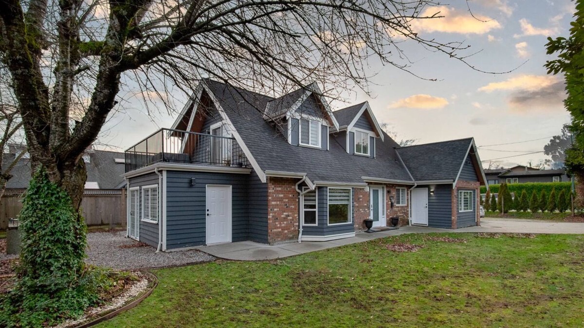 White Rock House | Spacious & Modern by the Beach ~ King & Queen Beds