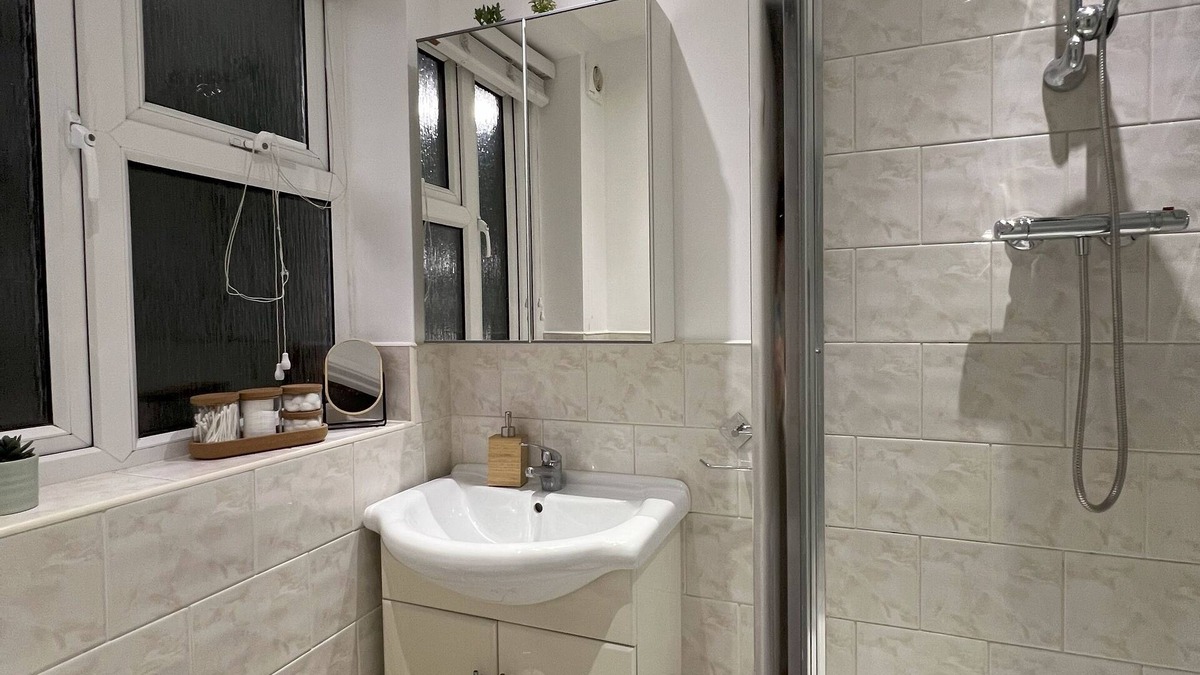 Vassall Apartment | Spacious & Modern Family Gem - Two Bed Apartment