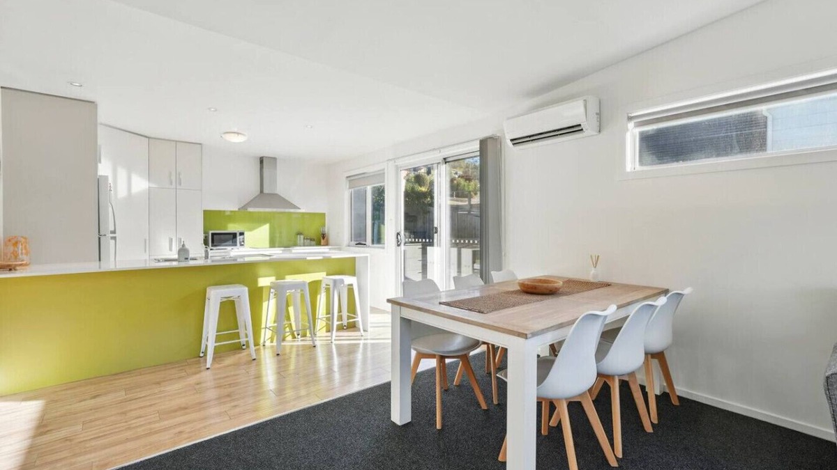 Geilston Bay House | Spacious Modern Home