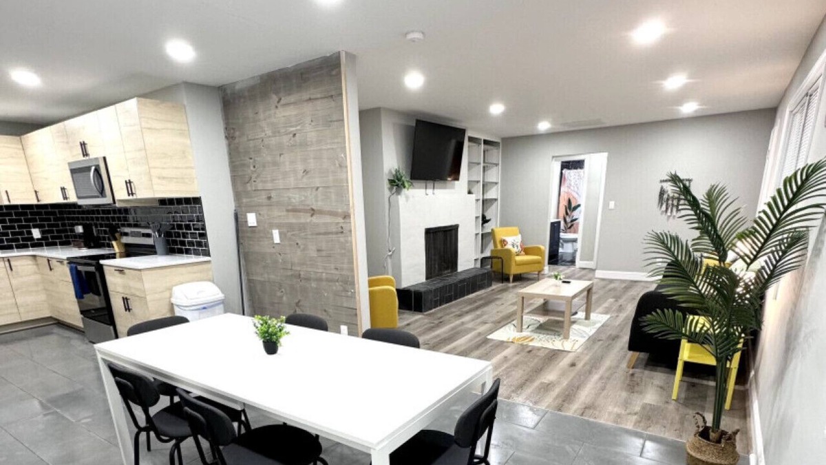 Jamestown House | Spacious Modern Home near Furniture Market