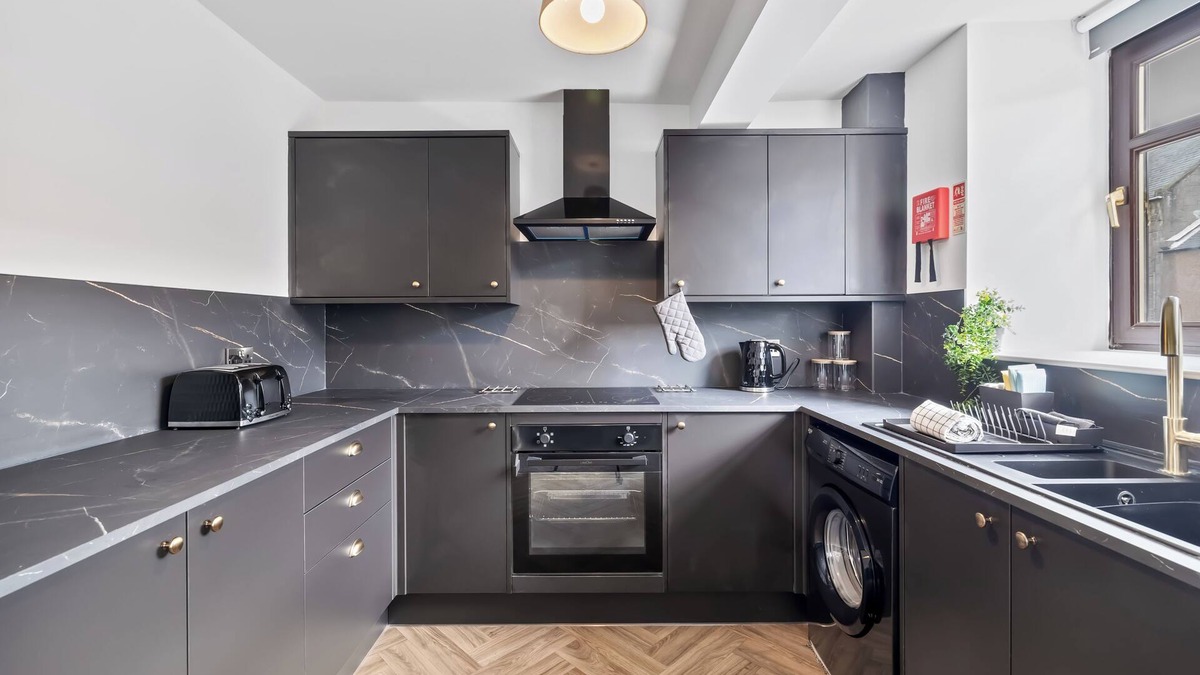 Montrose House | Spacious modern house in town center