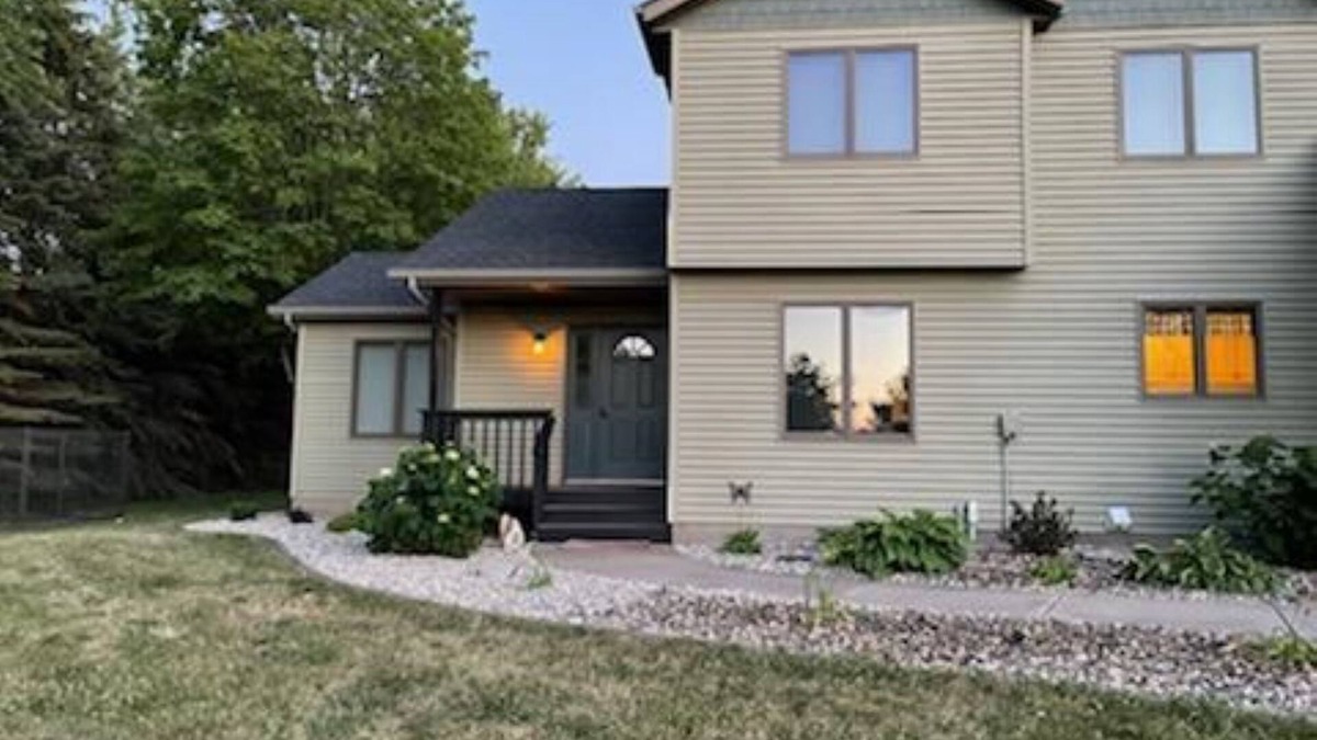 Dassel Cabin | Spacious, modern lake-front vacation home/scrapbooking/quilting retreat