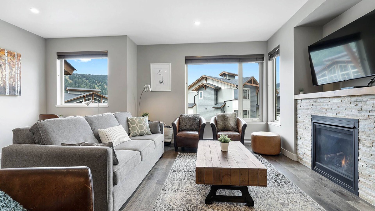 Sun Peaks House | Spacious Modern Ski-in/Ski-out, Hot Tub, Townhouse